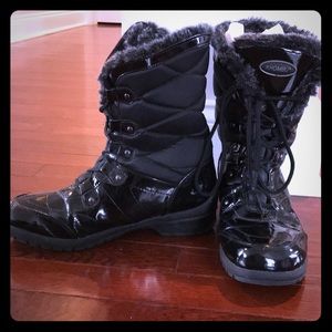 Fur lined snow boots. Size 8